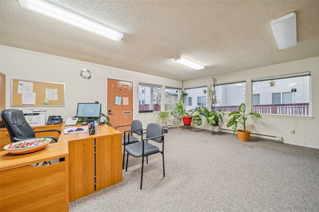 Building Photo - 424 E Dogwood Ave