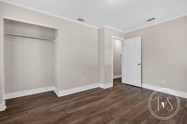 Building Photo - 109 Elm St