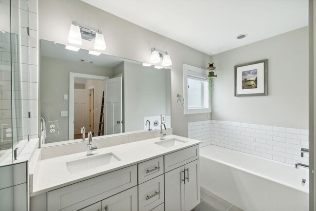 Building Photo - Urban Living just minutes from Downtown Na...