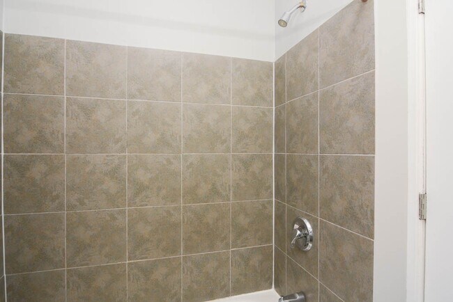 Building Photo - 2922 N Sacramento Ave