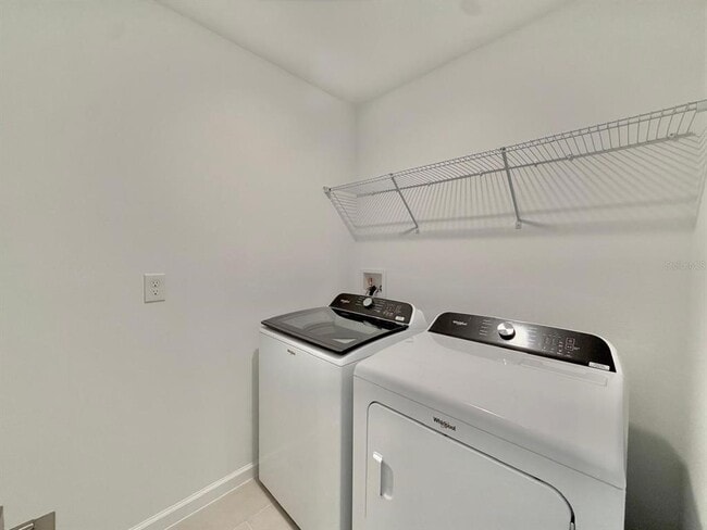 Building Photo - 1887 Pinecliff Dr