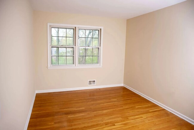 Building Photo - 15 Van Wyck Dr