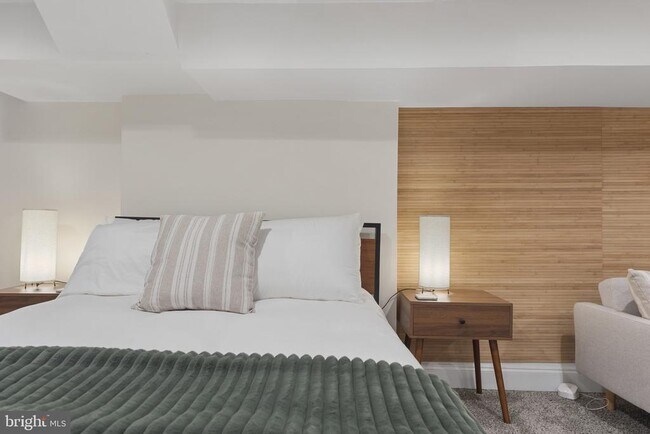 Building Photo - 737 Dolphin St