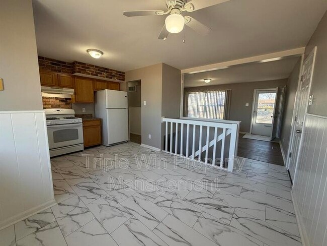 Building Photo - 1665 Queens Dr