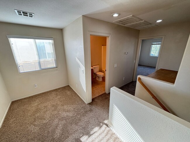 Building Photo - Gorgeous 3bed / 2.5bath home in the Silverstone Ranch community!