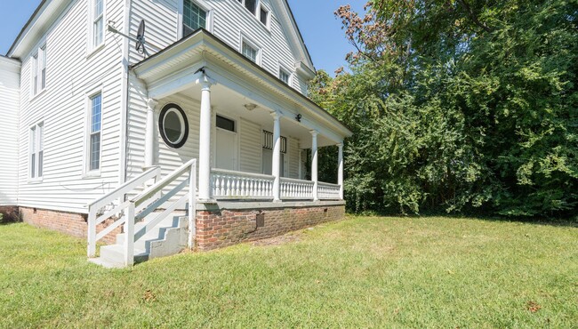 Building Photo - BEAUTIFUL Apartment in Downtown Suffolk!