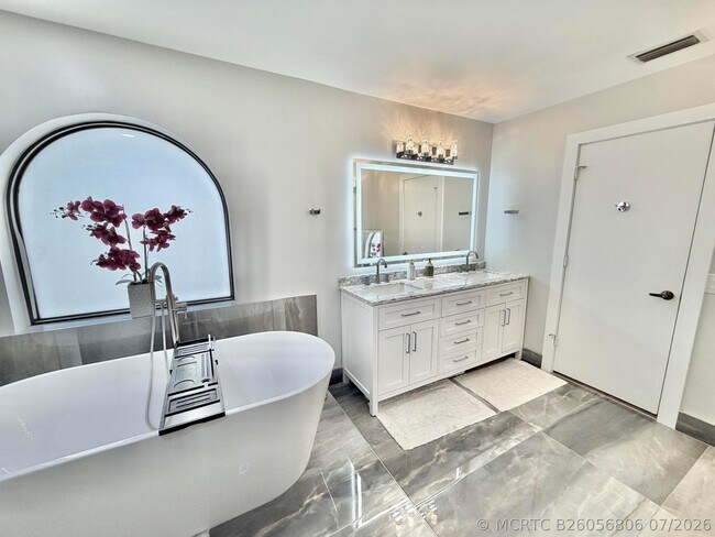 Building Photo - 6411 Via Rosa