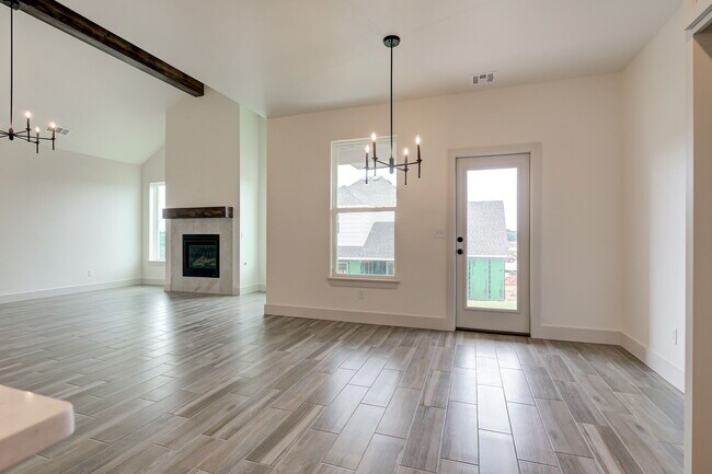 Building Photo - 2116 Josslyn Pl