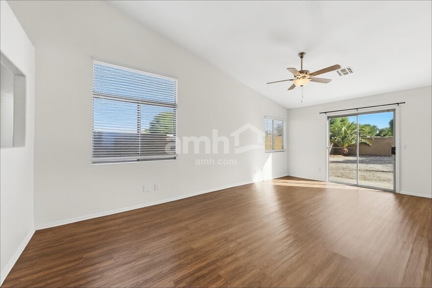 Building Photo - 30300 N Royal Oak Way