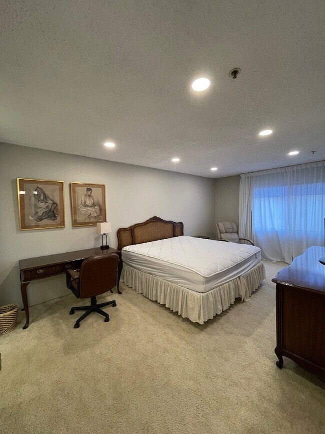 Building Photo - 5765 Friars Rd