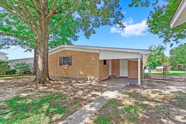 Building Photo - 122 Clarence Dr