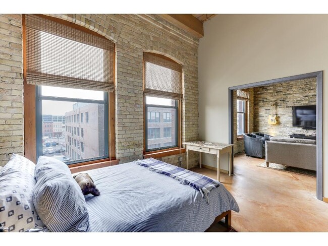 Building Photo - 210 N 2nd St