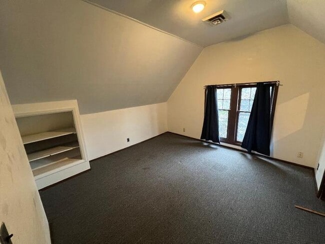 Building Photo - Upper 1 Bedroom Apartment