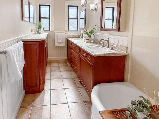 Building Photo - 2104 Carmelita Ave