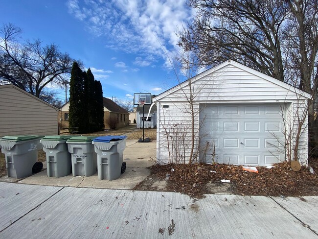 Building Photo - 3Bedroom Single Family Home