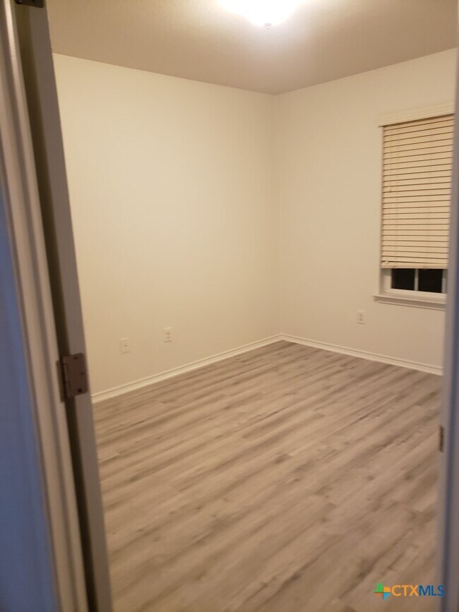 Building Photo - 1121 Dixon Cir