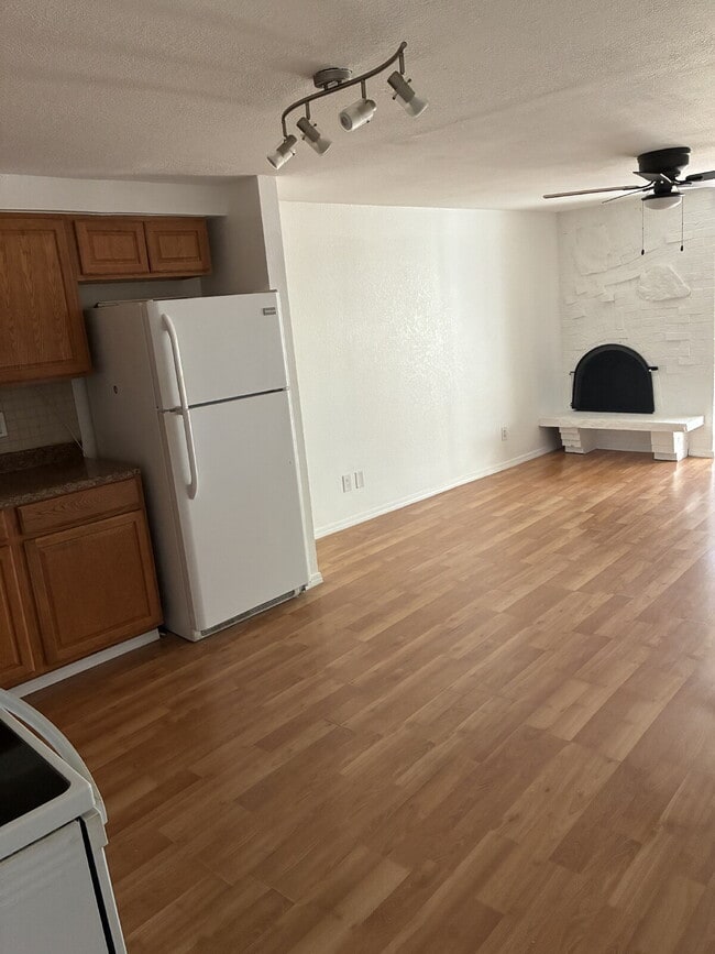 Building Photo - Beautiful Updated 1 Bedroom 1 Bathroom - Huge Living Room!