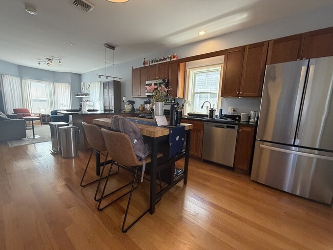 Building Photo - 111 Pleasant St