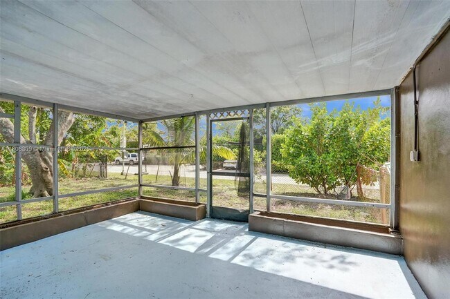 Building Photo - 2890 SW 9th St