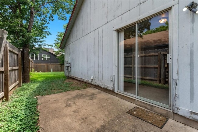 Building Photo - 11906 Sunhillow Bend