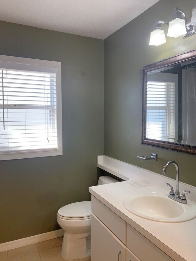 Building Photo - 3/2 Pool Home in Manderley Run