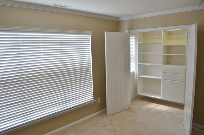 Building Photo - Gorgeous townhome in Cary Park