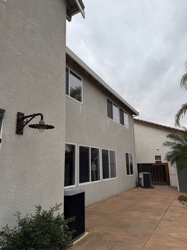 Building Photo - Gorgous 4 bedroom, 3 full bath home with pool