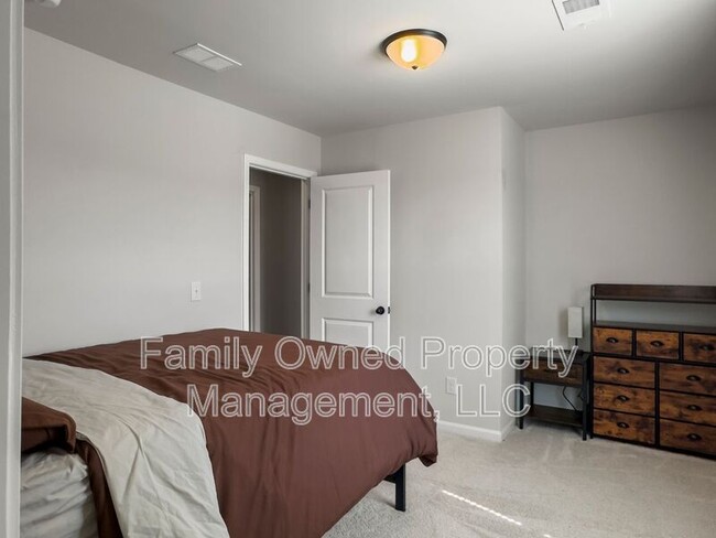 Building Photo - 709 McRoy St