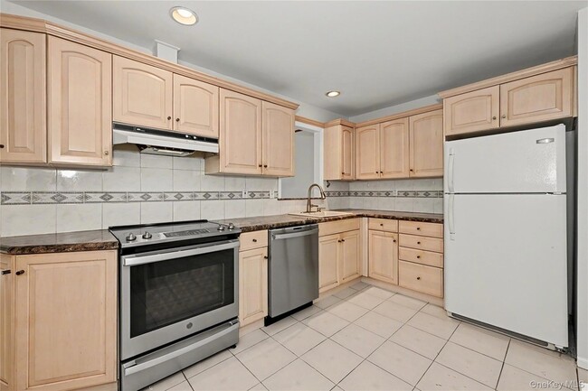 Building Photo - 568 Manville Rd