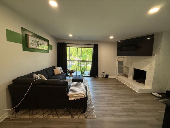 Building Photo - Fully Furnished Condo with community pool