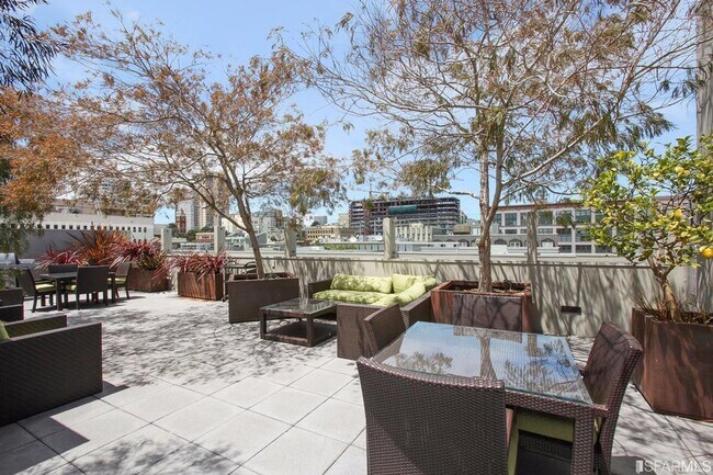 Building Photo - Spacious Centrally Located 1 bed + Den/ 1....