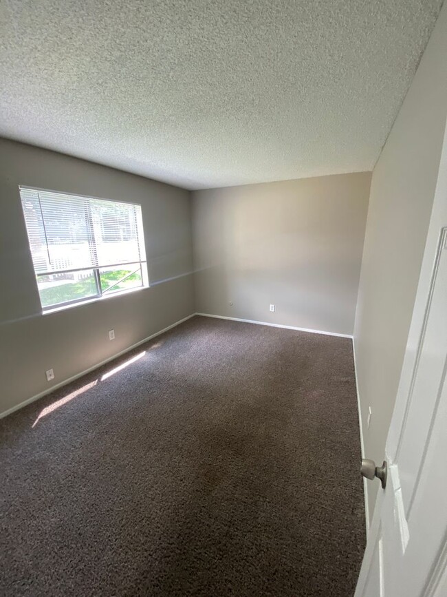 Building Photo - 3 Bedroom 2 Bathroom in Robinwood Condomin...