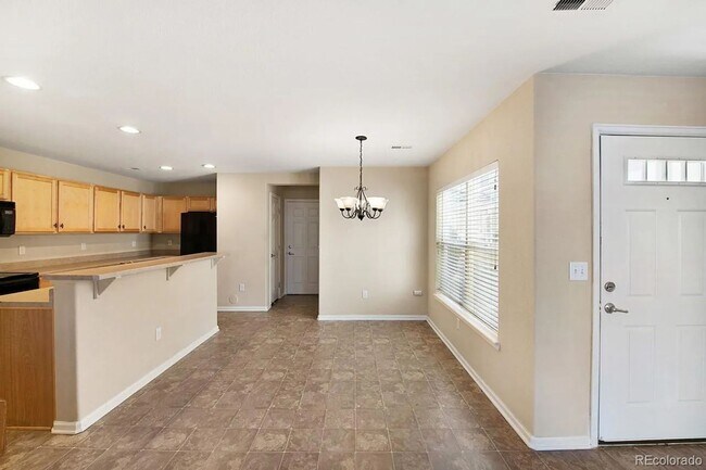Building Photo - Bright Open-Concept Condo with 1-Car Garage in Prime Commuter Location