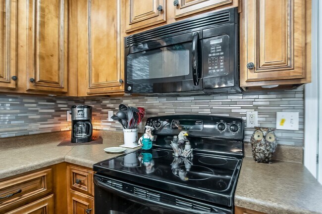 Building Photo - 3 bedroom 2 bathroom townhouse in Covington Villas
