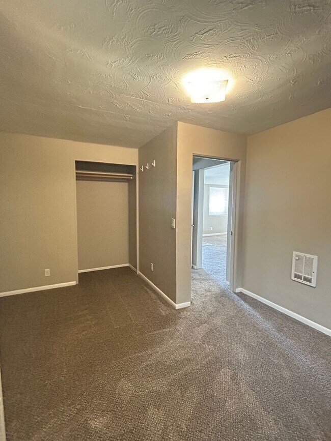 Building Photo - PL001-1504/ 1506 NW Vine St-Zachary