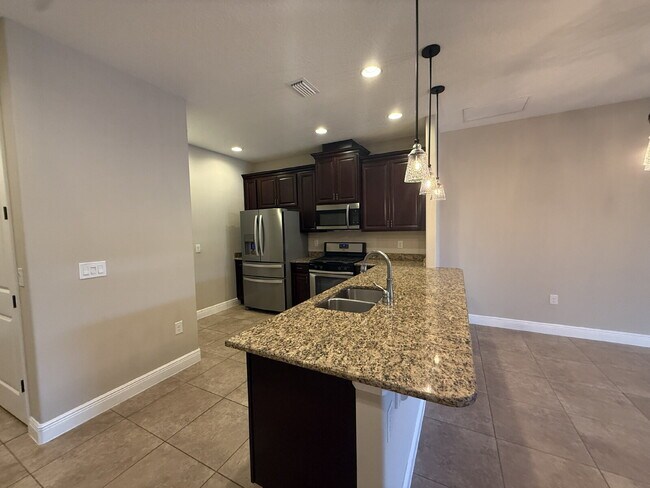 Building Photo - 3/2 townhome in desirable Loren Cove!