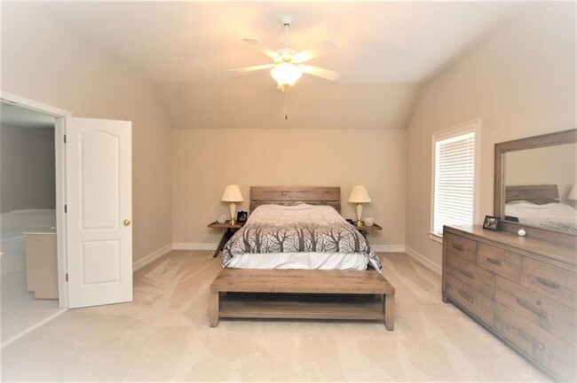 Building Photo - 1060 River Valley Dr