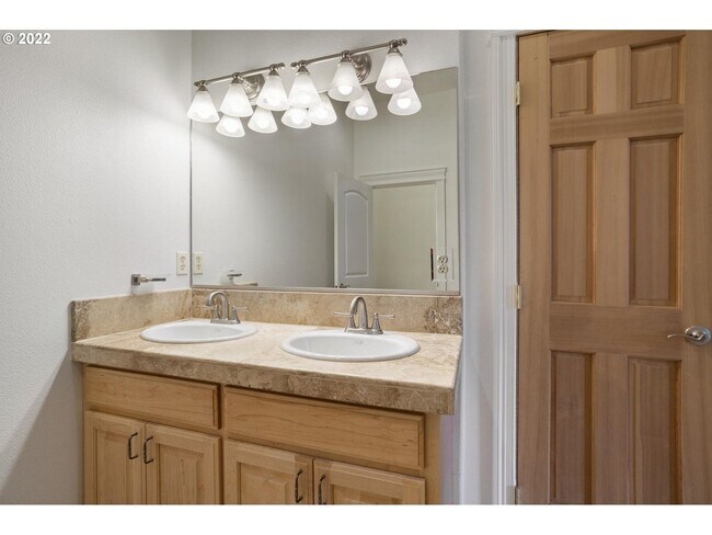 Building Photo - Bright & Beautiful Forest Heights Home with Gourmet Kitchen, Bonus Space & Private Cul-de-Sac Set...