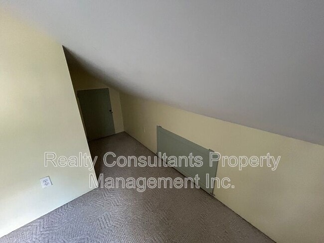 Building Photo - 2461 Lyndhurst Ave