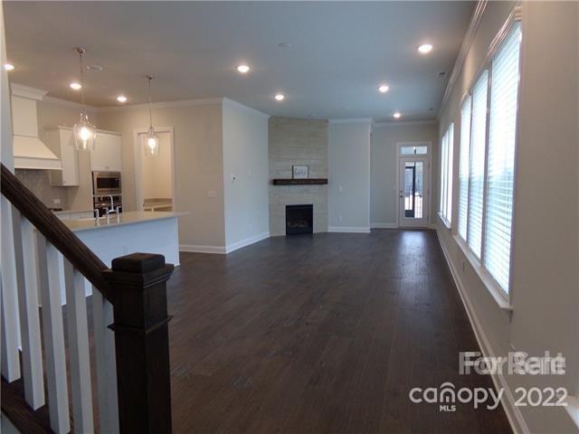 Building Photo - Luxury End-Unit Townhome in the Heart of B...