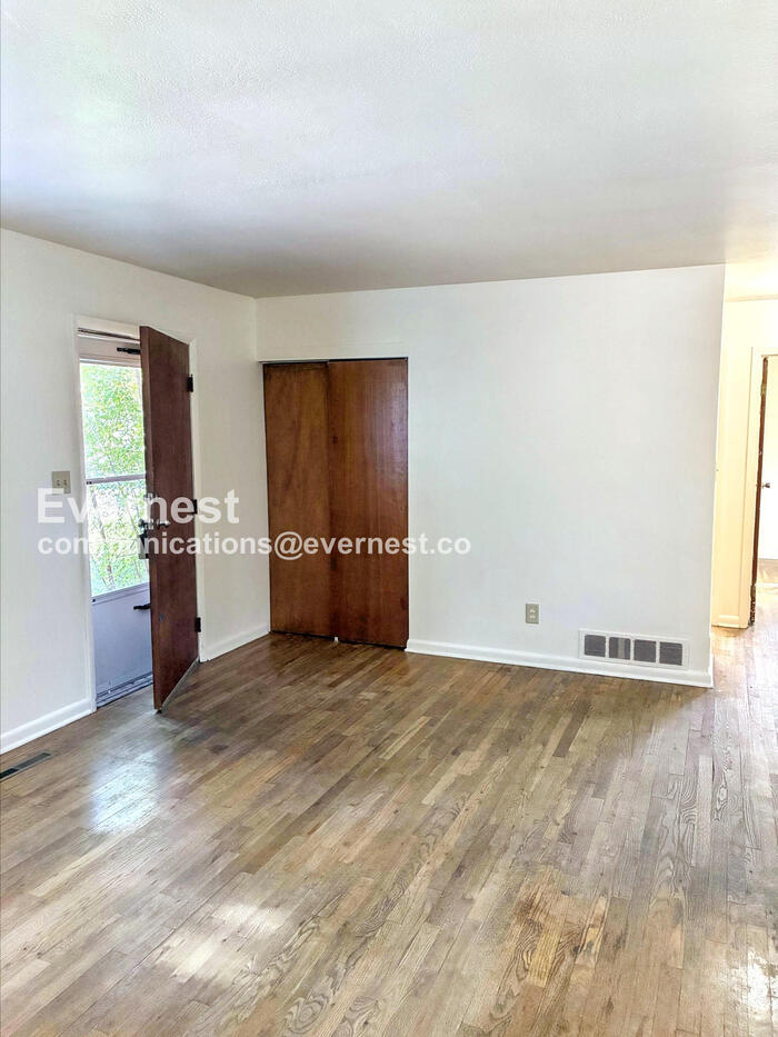 Building Photo - 1307 Castlerock Dr