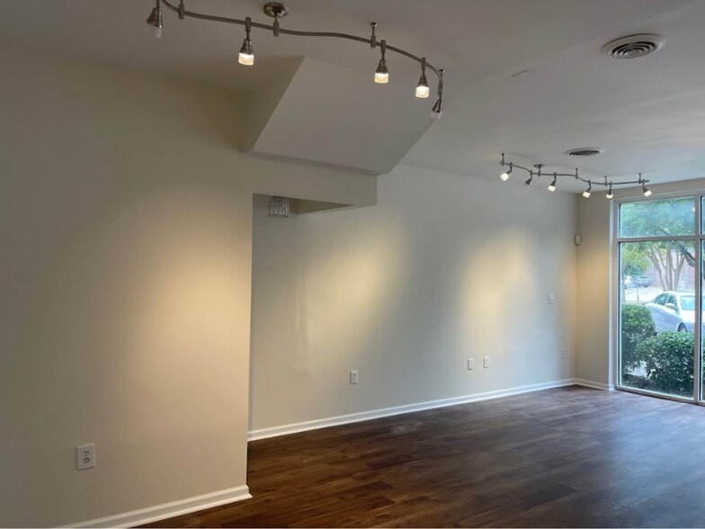 Building Photo - 607 Lady St