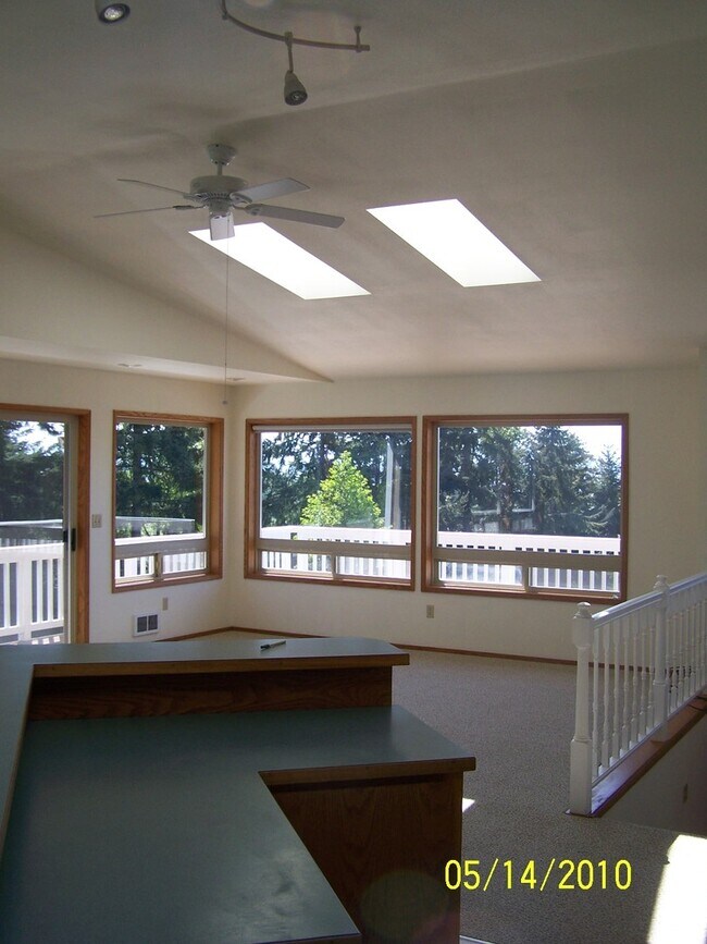 Building Photo - Spacious Home in Beautiful Neighborhood!