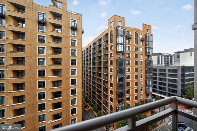 Building Photo - 811 4th St NW