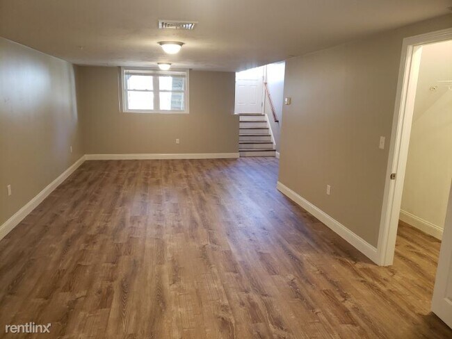 Building Photo - 5 Twin Ponds Dr