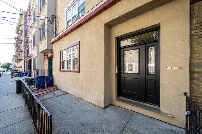 Building Photo - 516 Adams St