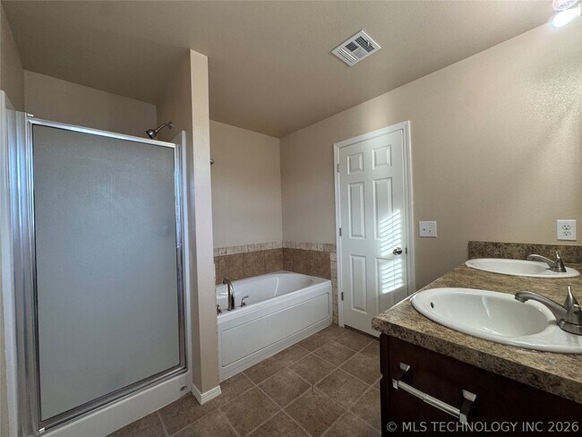 Building Photo - 14750 S Hickory Pl