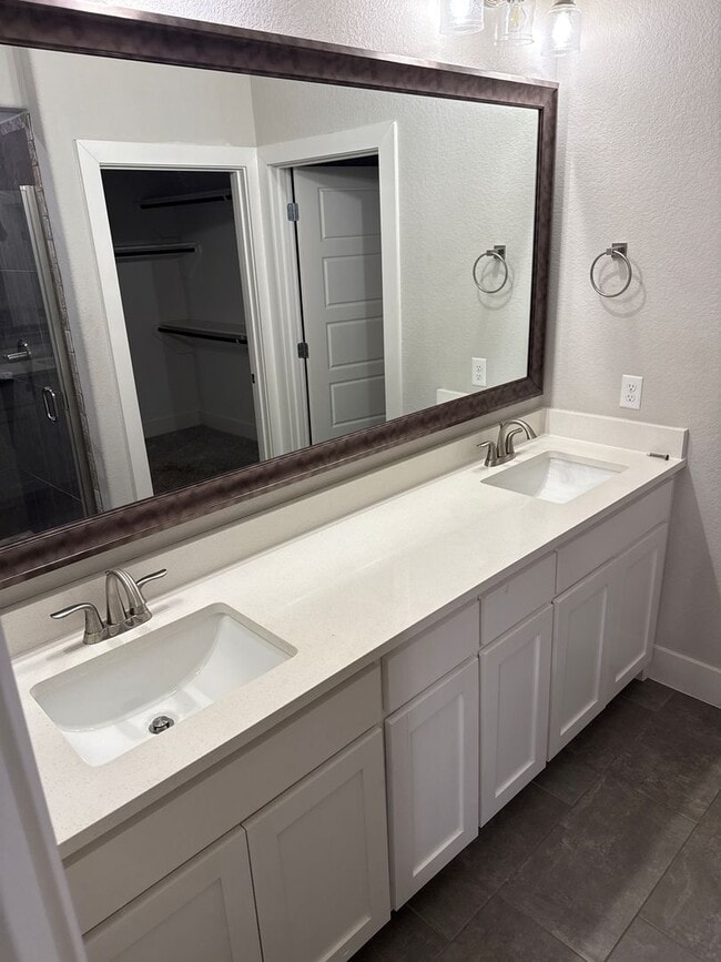 Building Photo - 3/2/2 MOVE IN SPECIALS -Great Location -