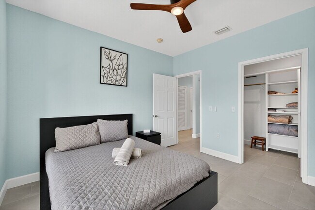 Building Photo - Completely Renovated Waterfront Condo – Fully Furnished