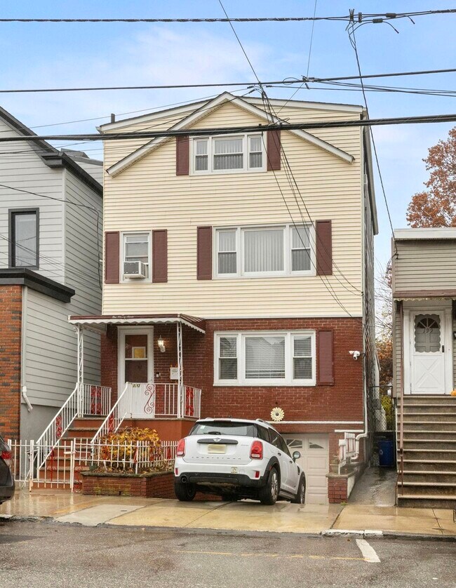 Building Photo - 197 Hutton St